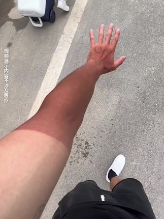 想要皮肤白嫩的兄弟姐妹们,一定要试试这个#维特丝美白沐浴露,它能持久留香,让你身上一直香香的!里面含有烟酰胺成分,可以帮你美白肌肤、去除角质,赶紧入手一瓶吧!#维特丝#维特丝美白沐浴露#洗护好物