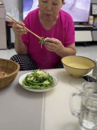 早餐早餐,西瓜红蜜薯粥//大米,糯米,黑米,小米,玉米粒, 绿豆.小红豆.赤豆.大红枣.,芋头,莲藕,南瓜,红萝卜, 山药.葡萄干,百合 # #充满阳光的一天,祝大家有个好心情