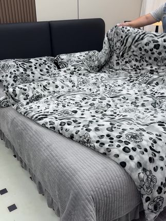 今天的牛奶绒床盖四件套颜色搭配真的爱了!一套十斤重的看看才什么价?#爱了爱了 #温暖的小窝 #家居好物 #家纺床上用品