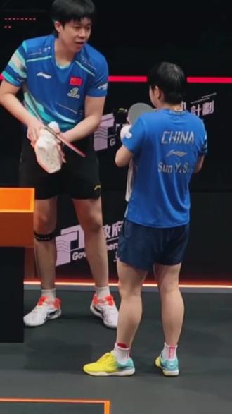 这一幕谁看了不心软!莎莎带伤坚持要上混双赛场,王楚钦那句,要注意你的腿啊,语重心长的叮嘱里,是藏不住的焦灼与关心。赛场上他们是并肩作战的战友,赛场下,是彼此最坚实的依靠。愿这份默#契与牵挂化作最坚实的铠甲,护他们一路披荆斩棘,平安顺遂。#王楚钦 #孙颖莎#感动瞬间
