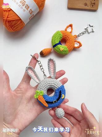 朱迪尼克甜甜圈教程,一起来钩织吧~ 雪妃尔毛线萌娃娃2号四股牛奶棉,02奶白,04浅樱花粉,24小鸡黄,26橘色,36芽绿,58靛蓝,66票色,69浅灰,钩针2.0,当装饰、做挂件,可可爱爱,简单易学,记得回来晒图哦~~#钩针 #钩针教程 #钩针编织 #钩织教程 #钩织毛线玩偶