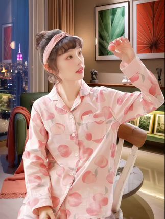 睡衣女款爆款2025新款,浪莎甜美桃系家居服,韩版长袖带胸垫,春秋季宽松大码,居家也能穿出网红氛围感。 粉嫩桃印花满溢少女感,带胸垫设计免去穿搭束缚,宽松版型适配各种身形,亲肤面料承包春秋季的舒适与温柔。 #美出高级感 #舒适度高的睡衣推荐 #一套好的衣服可以让你不动声色的美 #氛围感穿搭 #琥珀流光风外套太适合秋天了