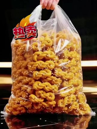 香酥小麻花:一口爱上的经典美味 这款香酥小麻花,是用传统工艺精心制作的。刚拿到手,就被它金黄鲜亮的色泽吸引,单是看着,就让人食欲满满。 入口的瞬间更让人惊喜,口感格外酥脆,轻轻一咬,还会落下细碎的酥渣,嘴里满是麦香与油脂交织的醇厚滋味,特别过瘾。最让人印象深刻的是它的味道,咸香与微甜搭配得恰到好处,既不会过咸,也不会让人觉得腻,越嚼越能品出食材本身的清香。 不管是窝在沙发上追剧闲聊时,随手抓一把慢慢吃,还是午后搭配茶点,用它填补闲暇时光,都是特别合适的选择。现在入手这款小麻花,性价比很不错,家里的大人小孩尝过之后,大多都会喜欢。要是想把这份酥脆美味带回家,点击下方购物链接就能直接下单啦~#小麻花 #太好吃了 #民间传统美食 #小时候味道 #新鲜出炉 @DOU+小助手