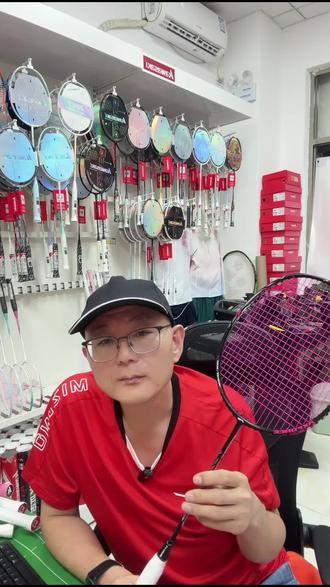 铁的容易断这个碳素拍钢性比铁比铝都硬我告诉你啊这个如果都断了 铁的容易断这个碳素拍钢性比铁比铝都硬我告诉你啊这个如果都断了铁的都断了这个都断不了对为什么大家都在抢这款?直播间现场演示,看完你也会下单!#羽毛球拍 #羽毛球装备 #羽毛球 #李宁雷霆小钢炮