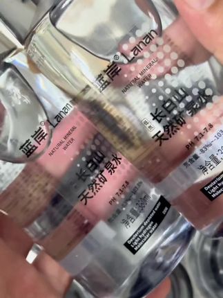长白山弱碱矿泉水,一口下去清甜爽口#多喝水 #长白山 #蓝岸