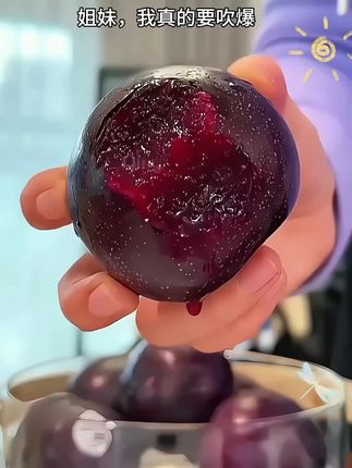 随手买的李子真的巨好吃!香甜爆汁的红色果肉吃起来特别爽口!纯甜无酸核小皮薄,品质没得说!一定要安排给家人尝尝#胭脂女王李#新鲜应季水果 #谁懂这一口的好吃程度 #口感特别好吃