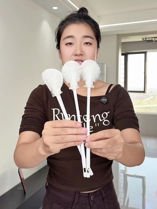 这个可以弯折的小刷子,手伸不进去的地方他都能刷得到.#长柄刷 #长柄杯刷 #奶瓶刷