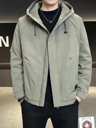 TUCANO/啄木鸟男士秋冬连帽冲锋夹克 甄选加厚保暖面料,自带防风防护属性,轻松抵御秋冬寒风。短款剪裁优化身材比例,显高不压个子;经典纯色设计简约大气,搭配可调节连帽,兼具实用性与潮流感。日常通勤、周末出游皆能穿,内搭毛衣或卫衣都利落,既满足保暖需求,又能凸显利落型格,是秋冬男士衣橱的百搭刚需款。#休闲穿搭 #夹克外套 #男士外套 #秋冬穿搭 #谁穿都好看