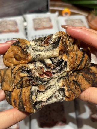 真全麦坚果吐司每一片都又大又厚实,湿润绵软还有很多的坚果,一口下去浓浓的麦香和坚果香再混合着巧克力香,软乎乎的越嚼越香,一点也不干巴!每天来一片坚果都省了#全麦坚果吐司 #坚果 #面包