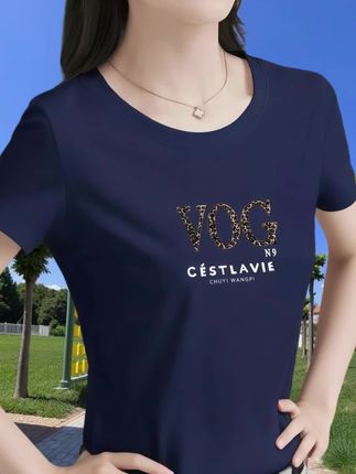 谁懂啊!这件T恤把“松弛感”穿身上了✨   藏青色太显气质!简约圆领+精致豹纹字母印花,日常出街、通勤上班都能搭,适配度拉满💯   面料软糯亲肤,像被云朵轻轻裹住~抬手弯腰都自在,不会勒肉也不闷汗🌿  搭牛仔裤是随性citywalk风,配半身裙又秒变温柔小姐姐👗   不挑身材不挑年龄,学生党、职场人都能穿出彩!  #T恤穿搭 #日常穿搭 #舒适时尚 #藏青色T恤 #时尚单品 入手一件,解锁N种好看穿搭,让每一天都轻松又时髦~赶紧pick,别让衣柜缺了这件宝藏!