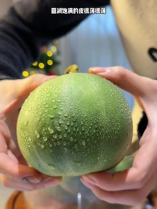 随手买的绿宝甜瓜居然这么好吃 皮特别的薄 脸皮一起吃真的巨好吃 脆甜多汁 吃起来好过瘾!一定要安排点给家人尝尝!#水果#新鲜应季水果 #甜瓜#脆甜多汁#水果的另类打开方式