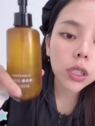 三妹自用黑茶卸妆油,真的太绝了!它是这种水感质地,流动性很强,轻轻一搓就能融化彩妆,不管是浓妆还是淡妆都能卸的很干净,卸完后皮肤清清爽爽的,不会有紧绷感,用过的姐妹都说好,赶紧冲。#好物推荐🔥 #好用不贵经济实惠 #上热门🔥 #强烈推荐 #美妆