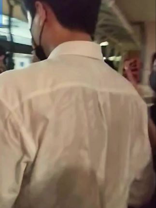 王皓祯 广州机场路透~一开始以为下雨了~后来发现后背是汗水~看给我家哥哥紧张的~@王皓祯 @甜甜的树洞 #王皓祯 #因为一个片段看了整部剧 #向全世界安利王皓祯 #王皓祯抖音粉丝突破50万 #情感