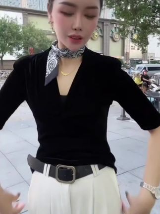 黑色金丝绒长袖女春秋欧货漂亮小衫深V领露锁骨t恤修身打底上衣