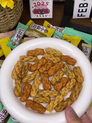 刺猬阿甘小麻花,11.6元到手一箱100根,独立小包装,有芝麻、香葱、焦糖、花椒四种口味,每一种口味都很好吃,酥酥脆脆,好吃到停不下来。#美味零食 #独立包装小零嘴 #健康零食 #零食推荐 #小麻花100包 @菲雅风景 @悦深蓝
