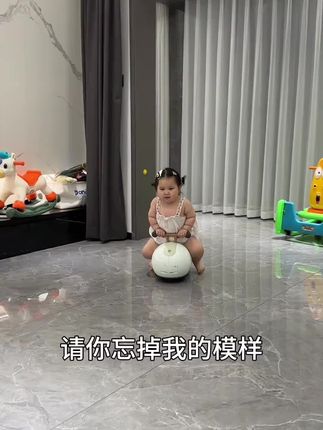 晚饭后 胖年自己去屋里翻出来了她的电饭煲 说 妈妈我给你开个漂移 看我厉害不!她还是那个超可爱的小胖年呀#骗你生女儿 #我的女孩👧🏻 #晒出越养越上头的人类幼崽 #记录女儿的点点滴滴 #女儿控👧请你慢慢长大🖤
