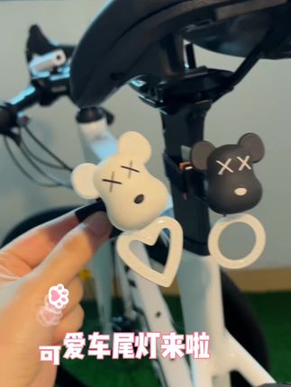 夜晚骑车总担心被忽略?这个小小的自行车尾灯真的救大命!高亮LED灯珠,爆闪、常亮模式随心切,360°无死角警示,老远就能被看到。安装超方便,夹在座椅或车架上稳稳的,防水还耐用。有它在,夜路骑行踏实多了,给自己和家人多份保障~ 骑友们赶紧安排上!#自行车灯#自行车尾灯#好物分享#自行车警示灯