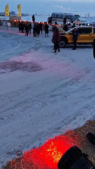 无兄弟不越野爱好者,冬季英雄会欢迎你来挑战冬季冰雪英雄会#冰雪英雄会 冰锅第一台被绞盘拉上来的兄弟