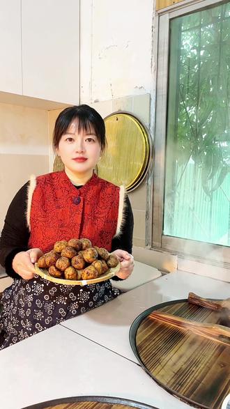 年味藏在安徽人的灶台间,一碗刚出锅的糯米圆子,冒着热气,裹着焦香,软糯中带着扎实的口感,一口下去,是童年的回忆,是新年的期盼,愿这颗小圆子,伴你新岁无忧,万事皆圆。#我的乡村生活#糯米圆子 #新农人计划 #美食 #合肥