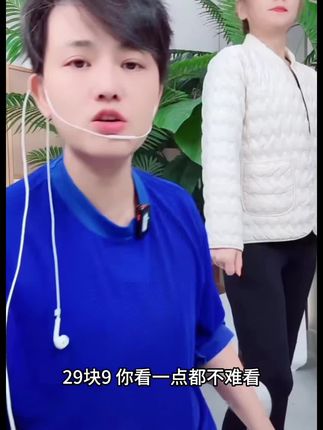 姐妹们,我身上这件小棉服真的太好看了,它是这种立领的设计,冬天可以很好的护住我们的脖子,而且它还是个内胆,外面随便搭个小外套都特别洋气,喜欢的话赶紧入手吧#棉服也能穿出时尚感 #棉服穿搭