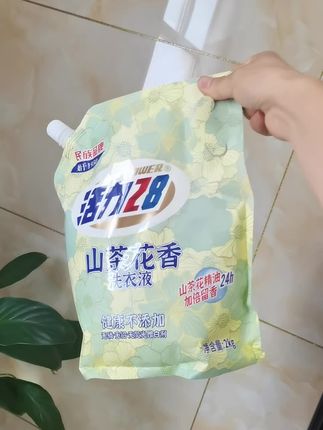 日用品经常用,囤货更合算!姐妹们快快快,赶紧来抢这个4斤装的活力28山茶花香洗衣液,它里面添加了山茶花精油,洗出来的衣服不仅干净还透着高级,山茶花香特别好闻!成分安全,手洗机洗都可以,母婴放心用,刷到还有库存就赶紧多囤点回去慢慢用。#活力28洗衣液 #家居好物推荐#活力28山茶花洗衣液