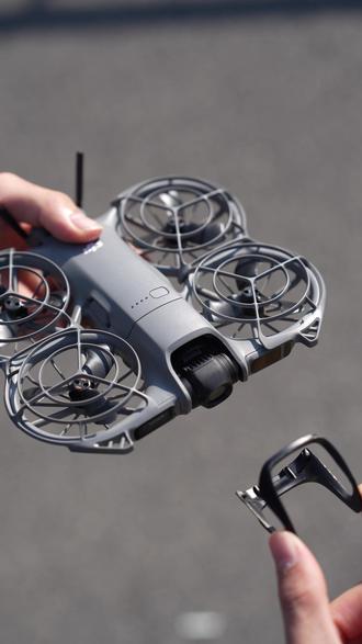 NEO2镜头云台“隐形保镖” | 让我的跟拍神器安全感拉满! 谁懂啊,新入手的DJI Neo 2简直是我今年最值的消费!151克的超轻机身,揣兜里就走,堪称“会飞的跟拍摄影师”。手势控制超魔法,伸伸手它就乖乖跟着拍,旅行自拍vlog简直不要太方便!
但!是!每次让它穿梭在树林里,或者尝试室内跟拍,我心里都“咯噔”一下——那个突出来的两轴机械云台和镜头,真的好怕它一不小心就“破相”。虽然官方有保护罩,但主要是收纳防摩擦,飞行时的心跳加速只有自己知道。
直到我淘到了这个神器——NEO2专用云台镜头保护杠!把我的焦虑症彻底治好了#斯达飞 #大疆neo2 #大疆无人机 #大疆neo2配件