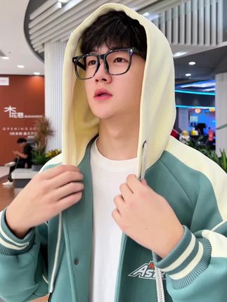开学的第一件外套当然要给孩子安排舒适又百搭的棒球服外套啦,针织棉感面料柔软舒适透气,高温数码印花久穿久洗不起球不掉色,宽松连帽版型上身遮肉显瘦帅气十足!#男生穿搭 #夹克外套 #棒球服外套