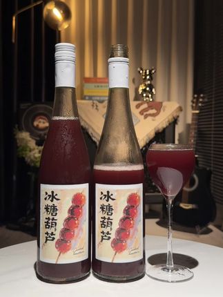 沃趣!把冰糖葫芦酿成酒~爆汁清爽好喝到离谱~配料干净!真实添加山楂果汁与葡萄果汁混合酿造~入口细腻丝滑、鲜甜清爽~酸酸甜甜巨好喝~沙沙的果肉感在嘴里爆开~巨过瘾~酒精度6°搭配烧烤小龙虾简直绝了~清爽又解腻~#微醺时刻 #酒蒙子的日常 #口感特别好 #强烈推荐 #酒蒙子的日常