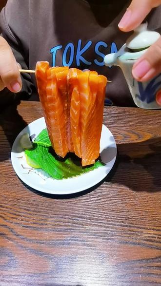 人人都说黄连苦,黄连哪有生活苦:人人都说春冰薄:春冰哪有人情薄:冰霜薄,人情更薄.华山险,人心更险:小时候不懂,为什么一根细小的绳子,可以拴住一头牛,让其在田间辛勤劳作一生,现如今、有一把无形的枷锁,把自己困在了,这方寸之地,原来牛和我,都有着各自的致命弱点,牛的鼻子太软、怕痛,我的人生太短、怕穷,牛的一辈子,只是为了青草,我用尽了一生,只图个温饱,空有人间自由身,却非人间自由人,看似自由自在,无拘无束,实则身不由己!一句先苦后甜,熬了一年又一年!只要想开了,你就会明白,在这个世界上,你就是你。你痛,痛你自己,你累,累你自己,就算有人同情你,那又怎么样,最后收拾残局的还是要靠你自己。
不要指望任何人,没有光的时候,连影子都会离开你,有些人可以期待,但别依赖。
关关难过关关过,事事难熬事事熬其实一直陪着你的,都是那个了不起的自己,你的贵人就是你自己!
真正的朋友一定会越来越少,因为走着走着方向就不一致了,性格就不相同了,地位也悬殊了,所以不用在乎失去了谁,而是应该珍惜,还剩下谁!