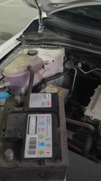 比亚迪秦EV,更换小电瓶