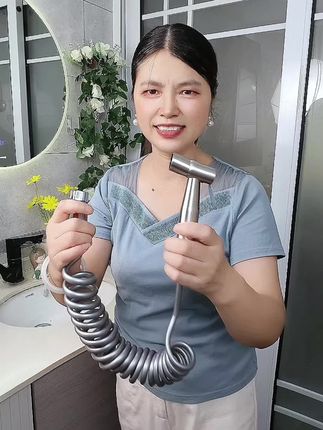 家用马桶不锈钢喷枪,卫生间清洁器,浴室妇洗器,增压喷枪增压强劲,洗刷马桶,冲洗卫生间的边边角角非常方便。#马桶不锈钢喷枪#卫生间清洁器#浴室妇洗器#卫生间好物 #生活好帮手