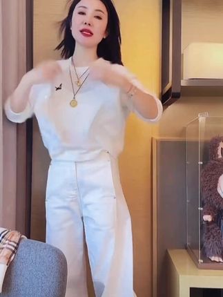 025早秋新款蜜蜂刺绣圆领百搭外套#爆款热卖中