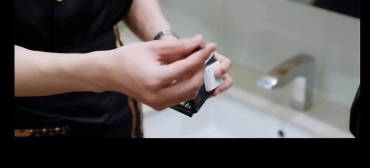 游主任打量完樊霄以后来一句“变装秀啊”笑得我。有种宠宠的赶脚啊,#樊霄 #游书朗 #变装秀