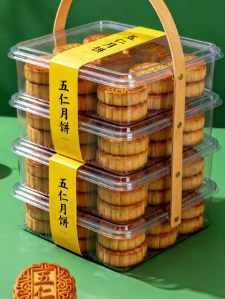 老式五仁月饼,一口咬开全是团圆的滋味~饼皮酥糯还带点韧劲,内馅里杏仁、核桃、芝麻、花生、瓜子仁塞得满满当当,每一颗果仁都清清楚楚。坚果的醇香混着微微的糖甜,吃起来不腻不齁,越嚼越有滋味。独立小包装,中秋和家人分享或者平时解馋都绝配,满满都是童年的回忆杀,试过一次就忘不了!#传统糕点 #五仁月饼yyds #中秋月饼大赏 #中式糕点安利 @DOU+小助手 @DOU+上热门