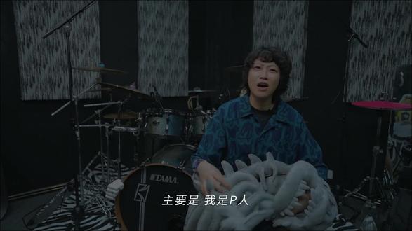 EP2. 闭雨薇 🥈 街头生长|TGS选手记录 闭雨薇,AKA 面条,喜欢滑板、滑雪、魔方,最重要的是喜欢打鼓。
如果说“板仔”和鼓手有什么共同之处,大概是一样得“多磕几次才能掌握住节奏”。学生时代的她想成为一名“板仔”,让自己变得更酷,在网上搜索滑板教学视频的时候,却误打误撞地学起了鼓。
“一开始没有想那么多,只是觉得这事很酷”。
顶着家里的反对,她凭着这股来自街头的野生牛劲,从视频自学开始一路冲进日本MI,将自己硬磕成了一名专业的鼓手。如今回国以后,面条一直扎根在广州的音乐场景。
如果你恰好看过她的演出,就能感受到她仿佛生来就应该属于舞台,而一切的故事,都来源于第一次打下鼓棒的午后;而在TGS之后,这股劲头显然更加汹涌。
#TAMA
#TGS2026
#tamagroovesession
#架子鼓
#鼓手