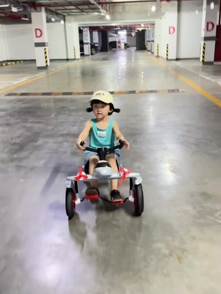 这次他爸买对玩具了# 这个玩具好适合精力旺盛的宝宝# 儿童漂移车# 萌娃骑行