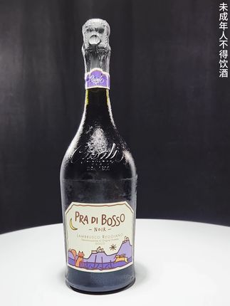 "嘭!" 波索童话酒塞弹出夏天的入场券🎟️ 草莓🍓和黑加仑在杯底玩捉迷藏 紫罗兰香气像书签夹在童话第16页📖 舌尖第一秒—— 气泡带着跳跳糖在口腔开运动会🏃♀️ 7度酒精?是仙女教母的温柔魔法🪄 "再开一瓶嘛~" (空瓶抗议:给我留点面子!) 🍬甜妹饮用指南: ✓ 冰镇配马卡龙!甜度叠buff ✓ 杯沿粘颗彩虹糖,喝到童趣彩蛋 ✓ 野餐时带着它,草地变身童话镇 空瓶改造成笔筒 插满彩色蜡笔续写下一页童话✏️ #逃学起泡酒 #甜妹特供 #波索童话镇 #跳跳糖味夏天 #微醺第16页