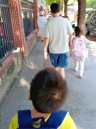 #记录生活 #最美背影  #记录成长过程 #见证成长 #学校门口