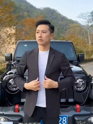 秋款西装,简约休闲大气,版型挺括有型,上身气质显瘦#西装 #男装搭配 #西装外套 #穿出自己的风格 #春秋穿搭