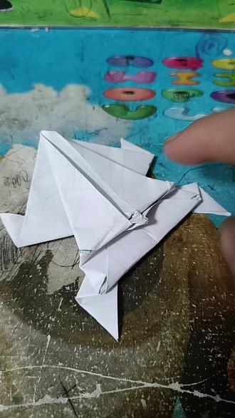 手工折纸折一个青蛙很好玩的,还很解压