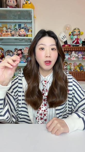 救..我家能磁吸的地方都被蘑菇头占领了‼️ 自从拥有迷你麦格这套「小小奇珍」系列盲盒,事情就开始失控🫨
不仅个个都是中式吉祥话里的“显眼包”,还自带磁吸底座,风💦宝位一坐镇直接拿捏!!
#我的盲盒分享 #创作者中心 #创作灵感 #迷你麦格 #大人也要玩玩具