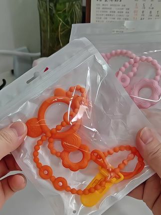 口欲期宝宝爱啃纸巾玩数据线,快试试这款哄娃神器牙胶防丢链,长条线设计吸睛,软硅胶是咬咬乐可磨牙,易消毒好收纳,特惠中速囤!#磨牙#咬咬乐#口欲期哄娃神器#牙胶