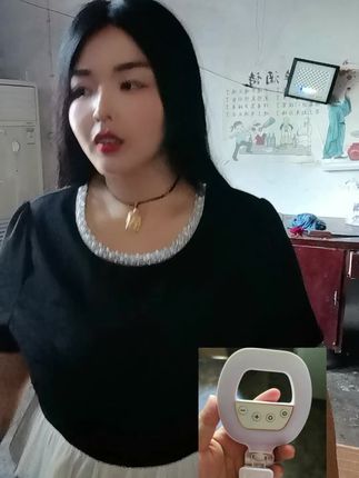 喜欢自拍的姐妹一定要备一个这样的补光灯,它不仅可以调节亮度,还可以调节色温,小小的一个拿在手上也很轻便,而且它的续航时间也很长,有了它再也不怕光线不好了。平时出门玩或者出差旅行都可以带着它,想什么时候补光就什么时候补光,真的是爱自拍人士必备啊!