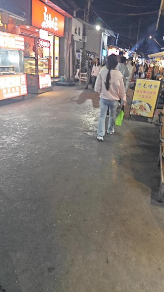 旁边有个男厕女厕。