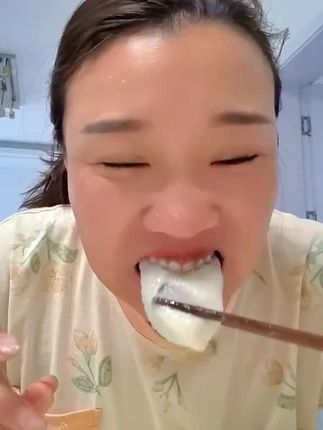 猪油大汤圆喷香太好吃了,有跟我一样就喜欢吃我们苏北芝麻猪油大汤圆吗?#苏北猪油芝麻汤圆 #手工猪油汤圆