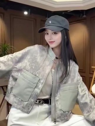 设计感时尚渐变短款休闲立领棒球服女夏季2025新款小个子百搭夹克#时尚外套 #百搭夹克 #谁穿谁好看 @抖音创作小助手