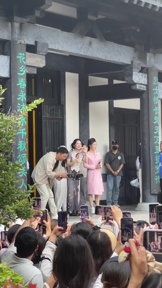 最美虞姬,虞姬本姬,她来了!话说虞姬这皮肤真好看@王者荣耀 #演员游客互动 #李依晓 #虞姬 #霸王别姬 #追星现场