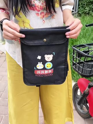 储存量大,防水防污,水杯纸巾钥匙扣啥的都能储藏。#出门便携包 #电动车挂包 #收纳袋大容量 #电动车收纳袋防水容量大 #电动车配件
