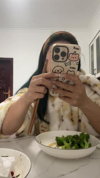 #健康减肥瘦身 #创作者中心 #创作灵感 #vlog日常 #减脂餐
我会每天更新:
吃什么、练什么、体重多少。
不藏私、不搞玄学、不卖减肥药。
就是一个真实教练的真实减肥日记。
想一起瘦的,评论区打「打卡」。@抖音小助手