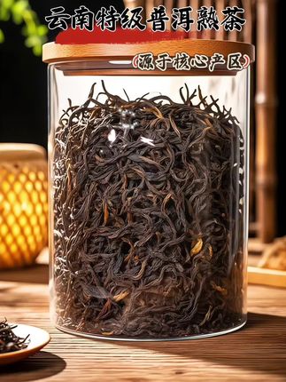 岁月沉淀的醇厚臻味!精选云南西双版纳古茶山核心产区优质茶菁,历经时光雕琢,成就这一款陈年特级金芽普洱熟茶。嫩芽肥壮匀整,金毫显露,紧结饱满的外形,尽显品质之优。轻嗅干茶,陈香馥郁中裹挟着丝丝甜香,沉稳而深邃。沸水冲泡,汤色红浓透亮如琥珀,汤感醇厚绵滑,入口瞬间,陈香、木香与糯香交织,层次丰富,绵柔细腻的茶汤在舌尖缓缓化开,喉间回甘持久,温暖而熨帖。独特的渥堆发酵工艺,经岁月陈化,褪去了新茶的燥烈,留下的是时光赋予的醇厚与温和。无论是独自品味,舒缓身心,还是与友对饮,畅谈天地,这款陈年特级金芽普洱熟茶,都能带来品饮享受,为生活增添一份优雅与惬意#普洱茶 #散茶#普洱熟普 #好茶 #知茶懂茶